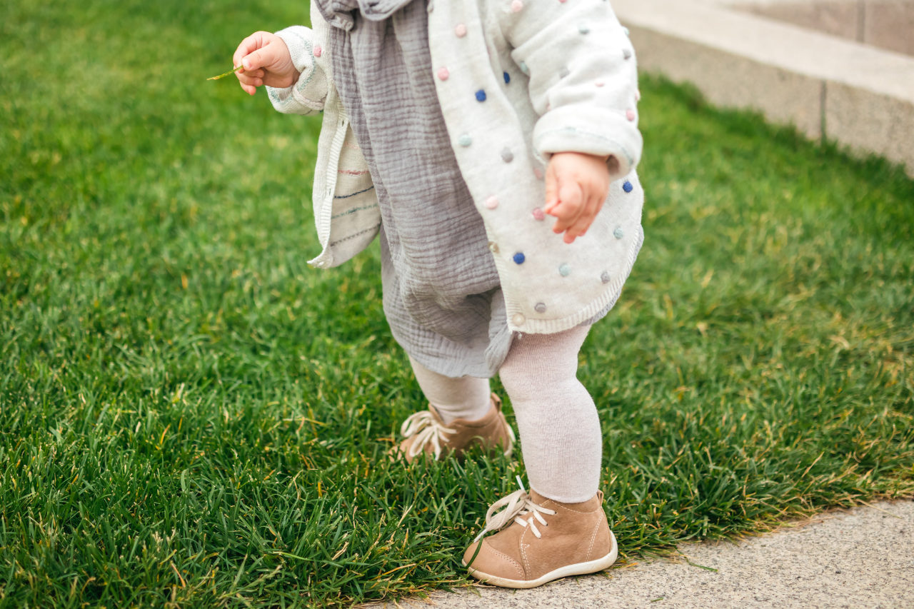 Schuhgröße Babys. Braune Halbschuhe Baby.