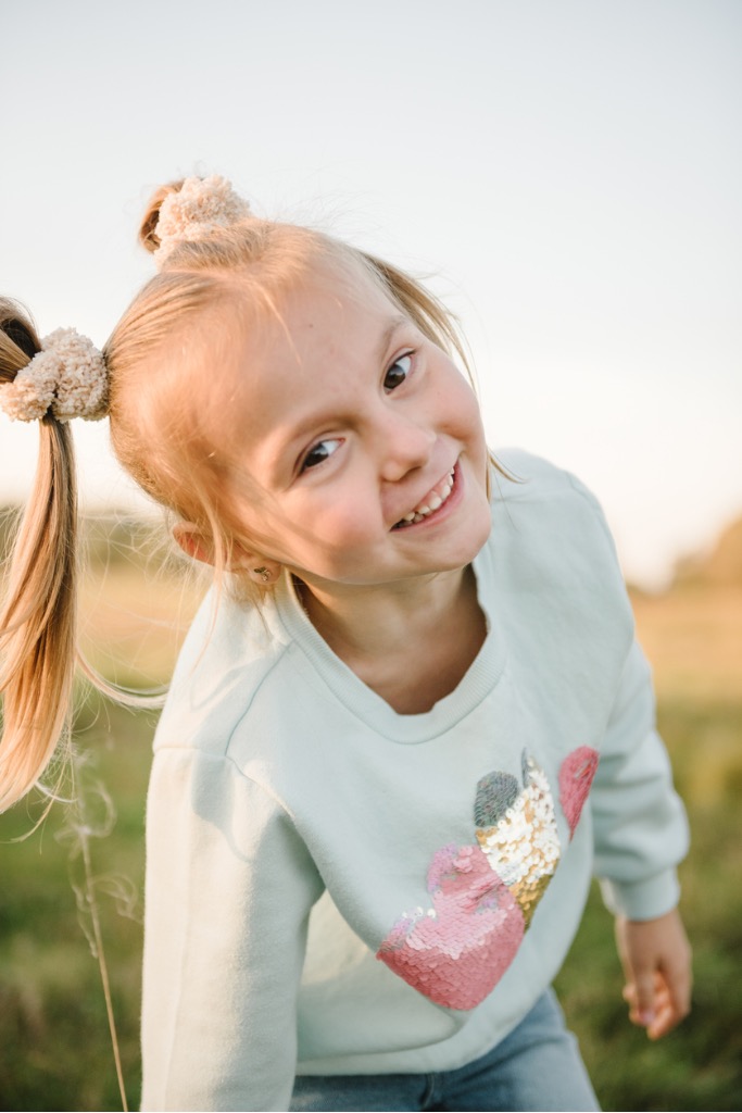 Herbstkleidung Kinder. Mädchen im Sweater.