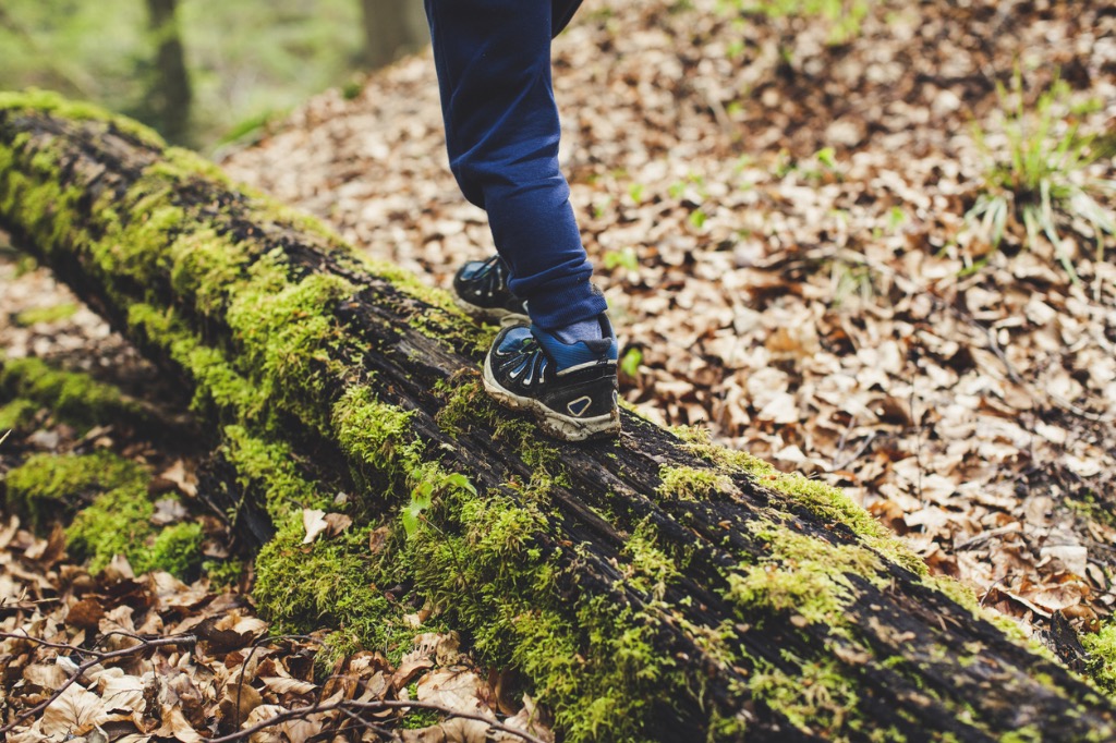 Herbstkleidung Kinder. Trekkingschuhe.